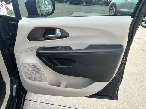 Used 2017 Chrysler Pacifica Touring-L FWD image 15