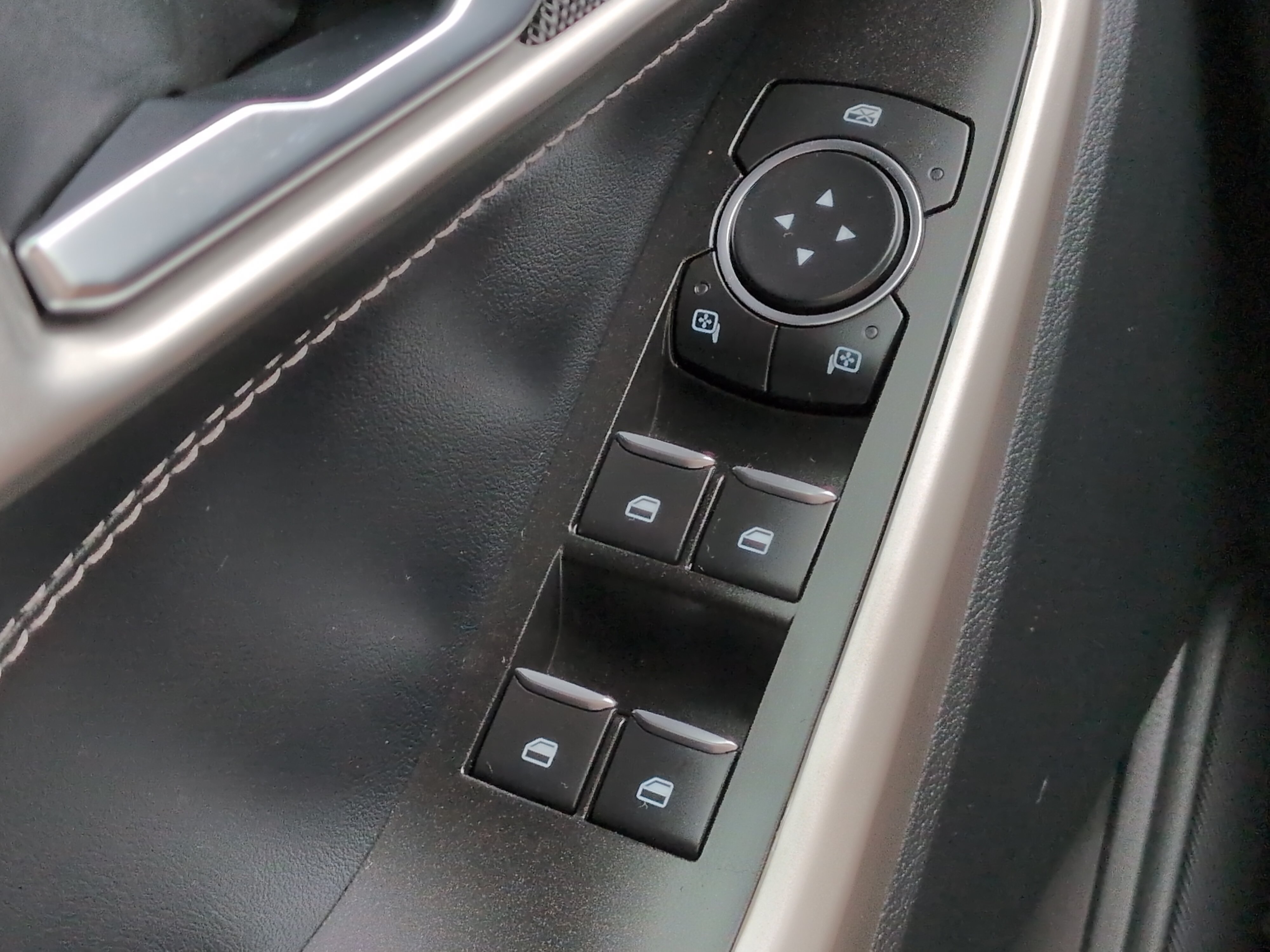 Used 2022 Ford Explorer XLT w/ Equipment Group 202A RWD image 22