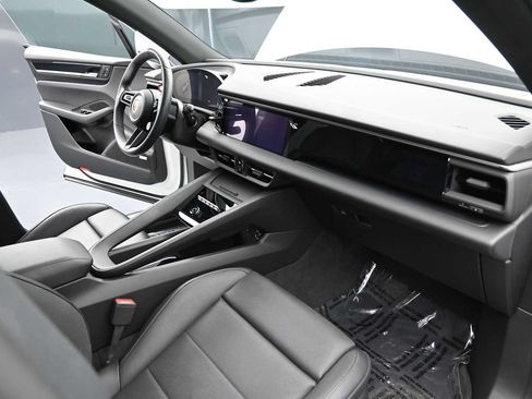 Certified 2025 Porsche Macan Electric RWD image 20