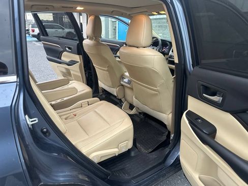 Used 2018 Toyota Highlander Limited Platinum AWD/4WD image 12