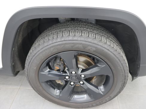 Used 2023 Jeep Grand Cherokee Altitude AWD/4WD image 3