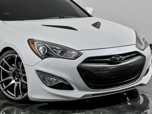 Used 2015 Hyundai Genesis 3.8 image 2