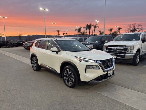 Used 2023 Nissan Rogue SV image 2