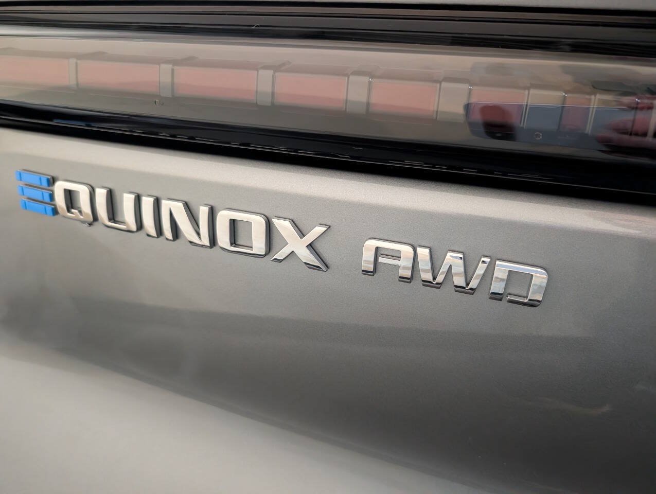 Used 2024 Chevrolet Equinox EV LT AWD/4WD image 2