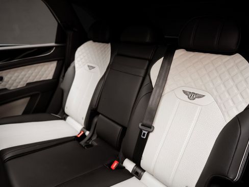 Used 2021 Bentley Bentayga Plug-In Hybrid AWD/4WD image 65