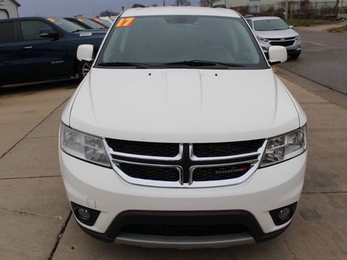 Used 2017 Dodge Journey SXT w/ Comfort/Convenience Group FWD image 2