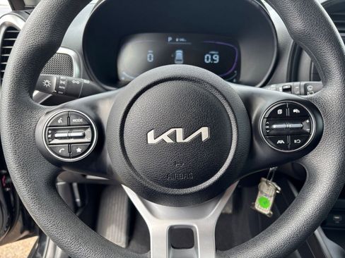 Used 2025 Kia Soul LX w/ LX Technology Package FWD image 25