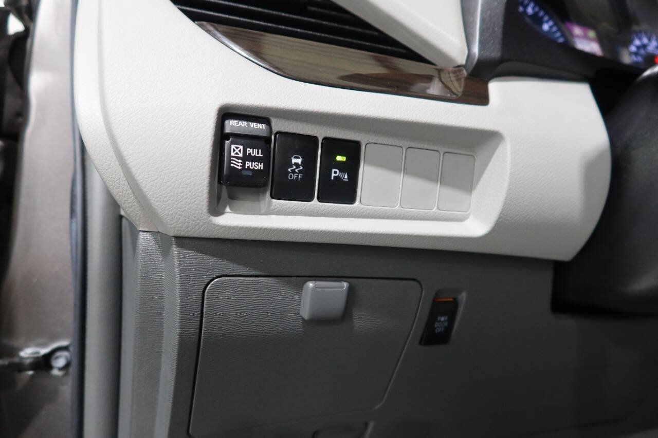 Used 2019 Toyota Sienna XLE w/ XLE Navigation Package FWD image 30
