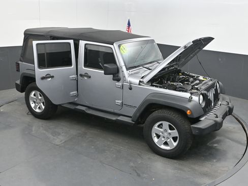 Used 2014 Jeep Wrangler Unlimited Sport w/ Max Tow Package AWD/4WD image 37