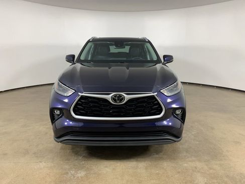 Used 2022 Toyota Highlander XLE image 3