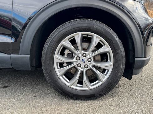 Used 2022 Ford Explorer XLT w/ Equipment Group 202A image 9