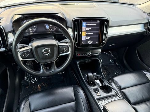 Used 2022 Volvo XC40 T4 Momentum image 29