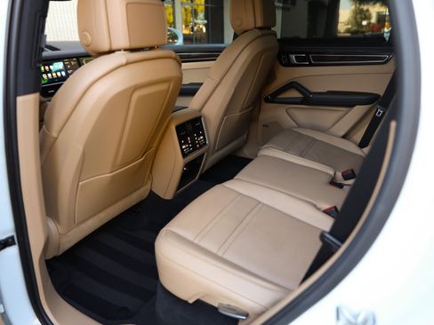 Used 2019 Porsche Cayenne image 18