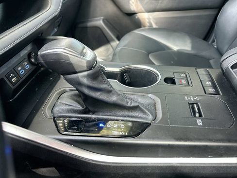 Used 2022 Toyota Highlander XLE FWD image 25