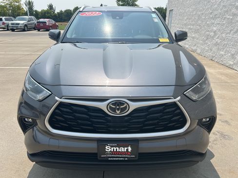 Used 2022 Toyota Highlander XLE AWD/4WD image 3