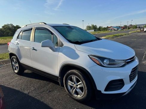Used 2017 Chevrolet Trax LT w/ LT Convenience Package FWD image 3