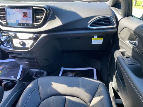 New 2026 Chrysler Voyager LX image 31