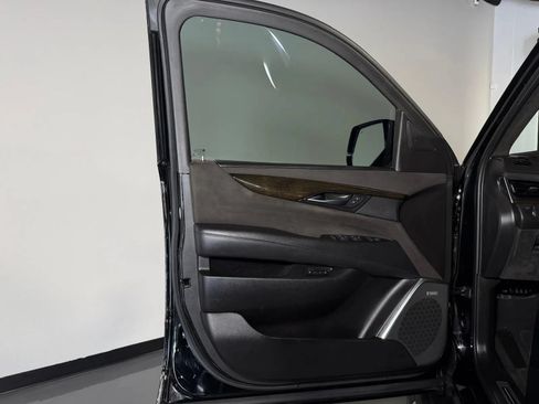 Used 2017 Cadillac Escalade Platinum RWD image 29