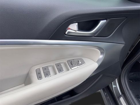 Used 2025 Genesis G70 2.5T image 32