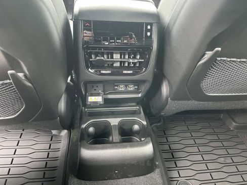 New 2025 Jeep Grand Cherokee L Laredo image 17