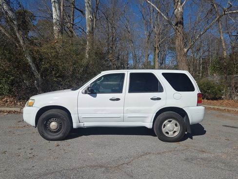 Used 2005 Ford Escape XLS image 2