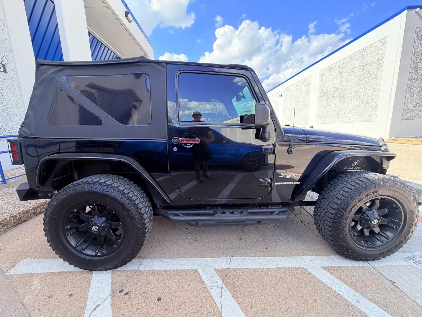 Used 2017 Jeep Wrangler Sahara w/ Connectivity Group AWD/4WD image 6