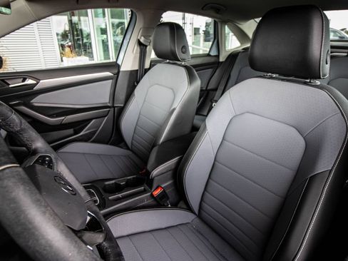 Used 2025 Volkswagen Jetta SE FWD image 23