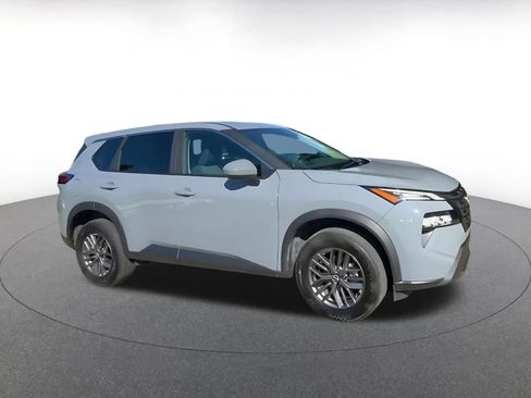 Used 2026 Nissan Rogue SV FWD image 2