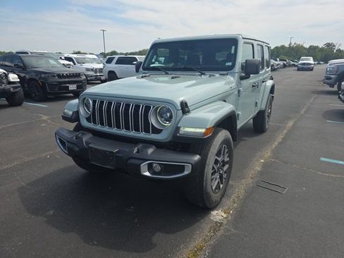 Used 2024 Jeep Wrangler Unlimited Sahara w/ Technology Group AWD/4WD image 2
