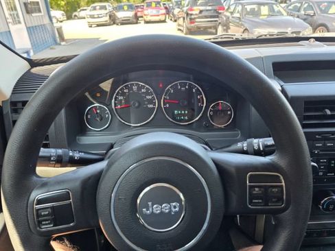 Used 2012 Jeep Liberty Sport AWD/4WD image 15