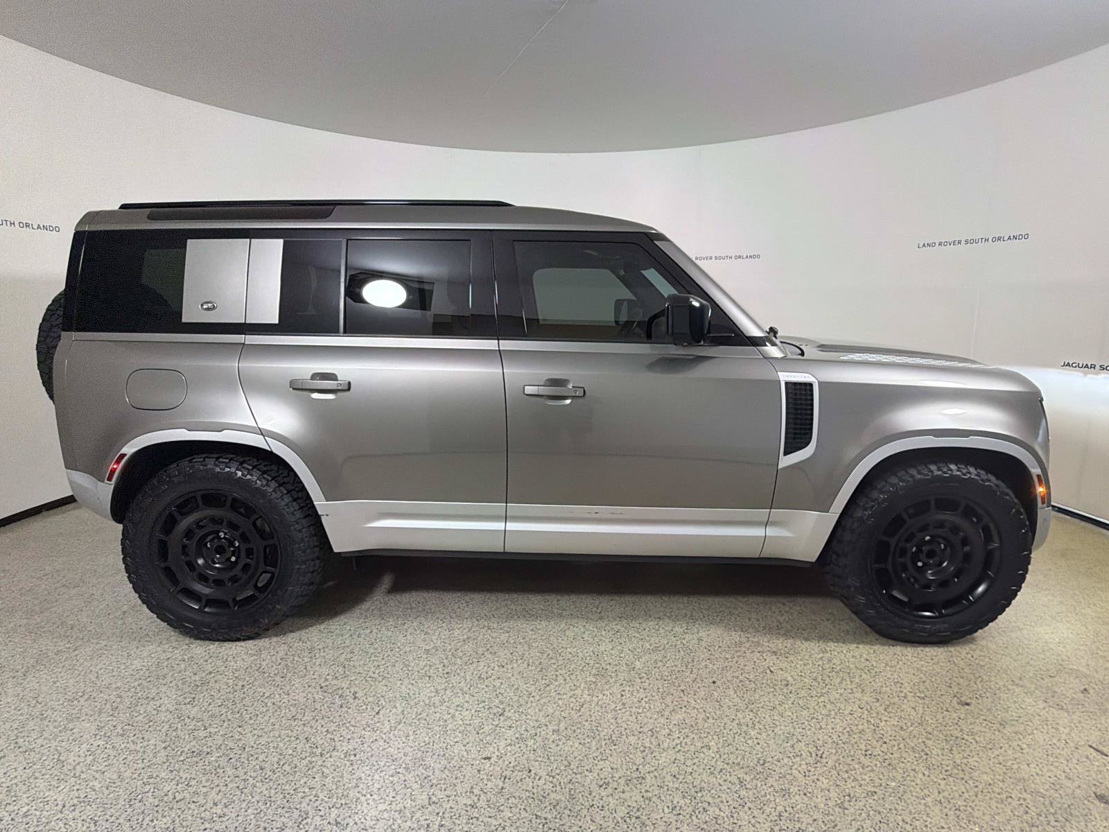 Used 2023 Land Rover Defender 110 SE AWD/4WD image 6