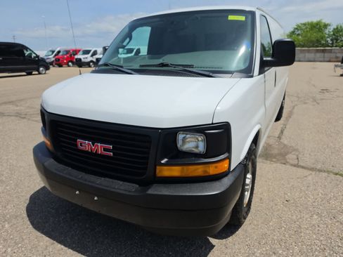 Used 2017 GMC Savana 3500 Extended RWD image 2
