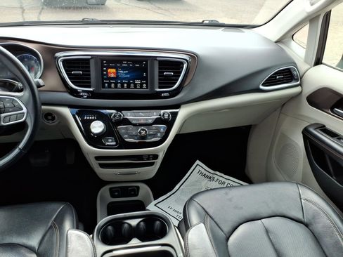 Used 2018 Chrysler Pacifica Touring-L image 15