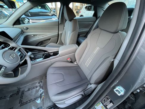 Used 2025 Hyundai Elantra SEL image 37