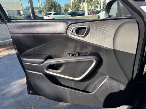 Used 2025 Kia Soul LX w/ LX Technology Package FWD image 18