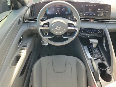 Used 2025 Hyundai Elantra Sport image 9