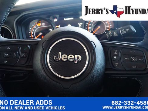 Used 2025 Jeep Wrangler Unlimited Rubicon AWD/4WD image 14