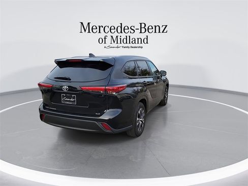 Used 2023 Toyota Highlander XLE image 7