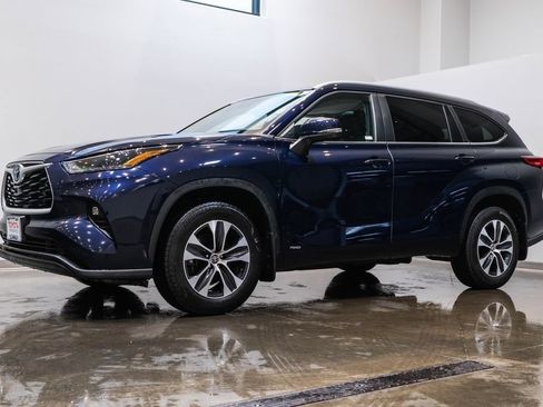 Used 2023 Toyota Highlander XLE AWD/4WD image 3