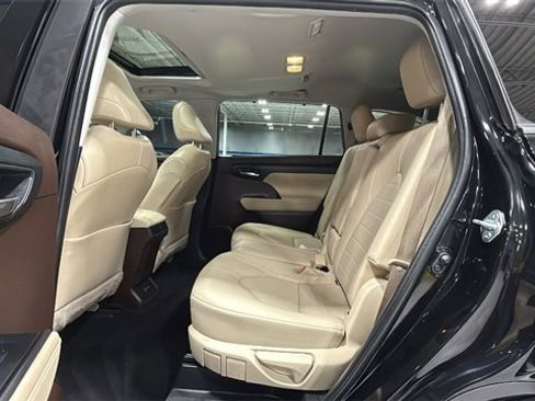 Used 2022 Toyota Highlander XLE image 12
