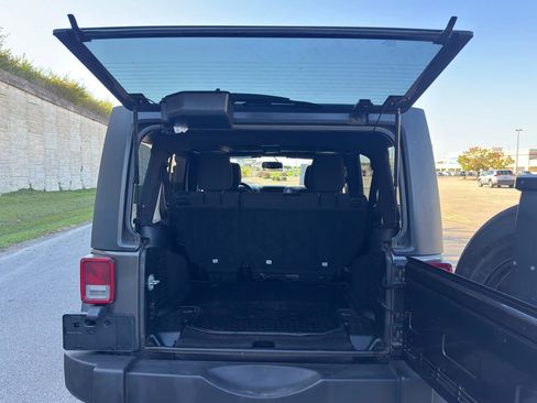 Used 2018 Jeep Wrangler Unlimited Sport S AWD/4WD image 35
