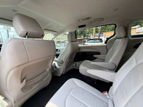 Used 2017 Chrysler Pacifica Touring-L w/ Tire & Wheel Group image 47