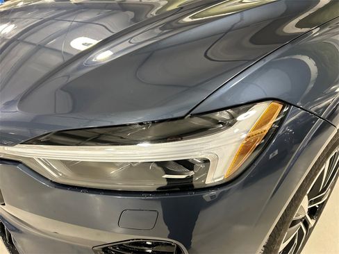 Certified 2025 Volvo XC60 B5 Plus image 9