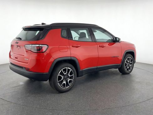 Used 2025 Jeep Compass Trailhawk AWD/4WD image 9