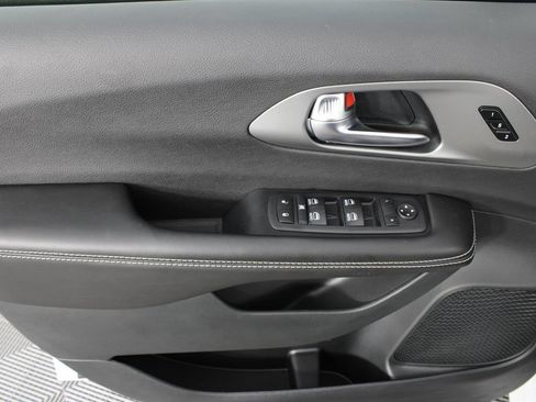 New 2027 Chrysler Pacifica Select FWD image 13