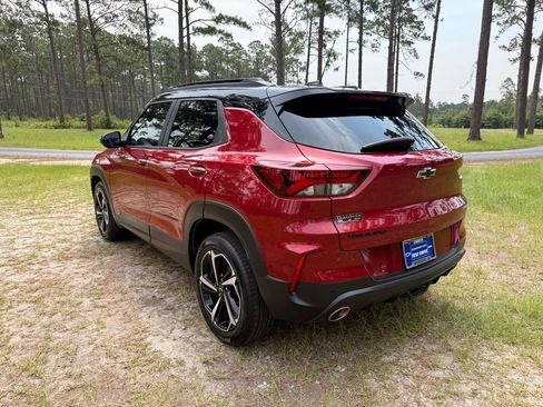Used 2021 Chevrolet TrailBlazer RS w/ Technology Package FWD image 3