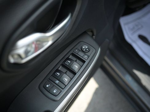 Used 2019 Jeep Cherokee Latitude Plus AWD/4WD image 27