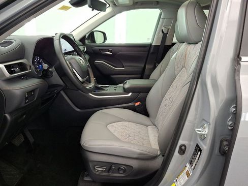 Used 2023 Toyota Highlander Bronze Edition FWD image 3