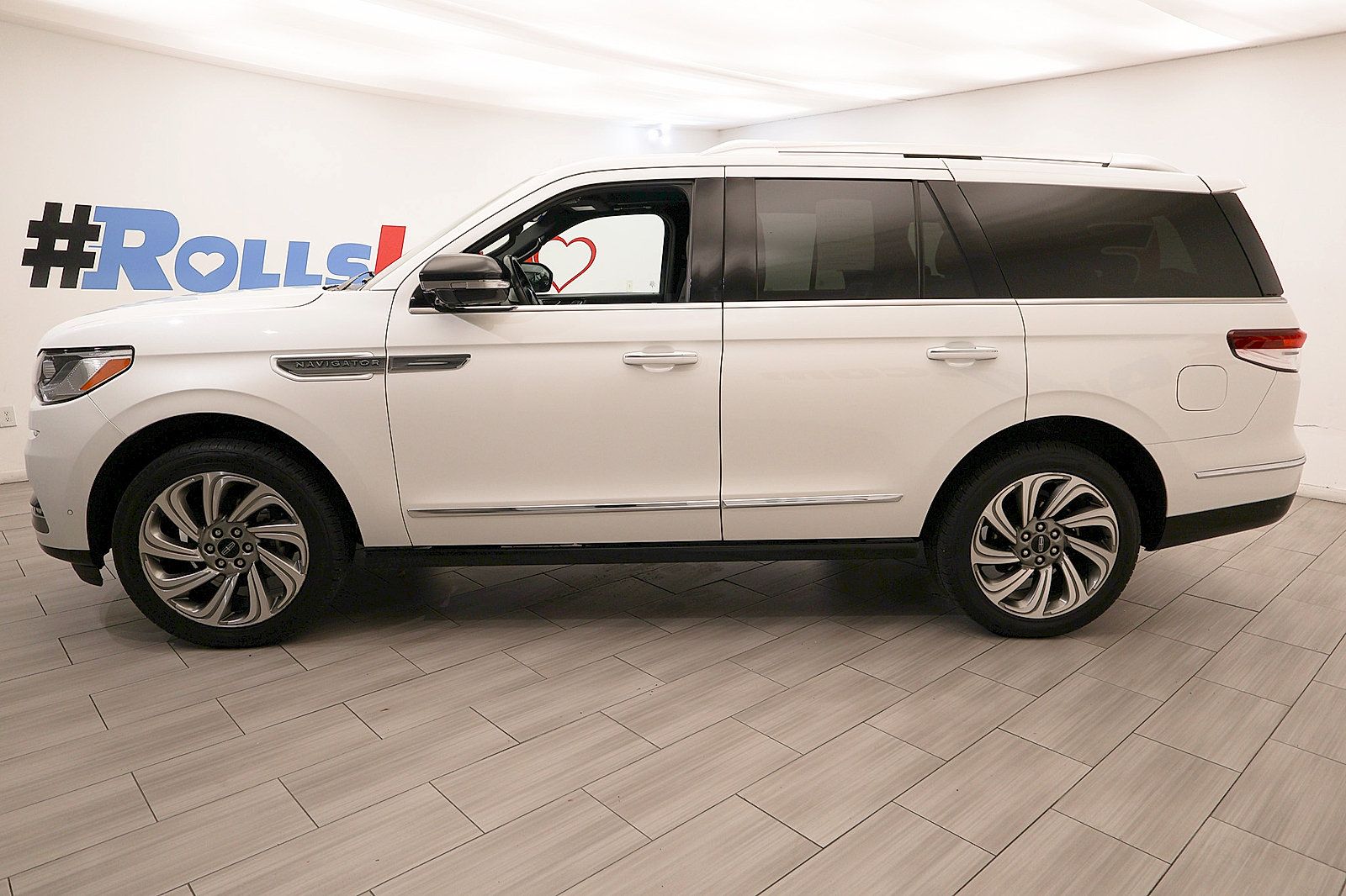 Used 2023 Lincoln Navigator Reserve AWD/4WD image 2