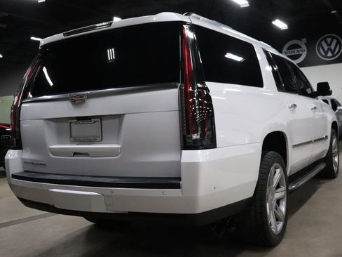 Used 2020 Cadillac Escalade ESV Premium Luxury image 5